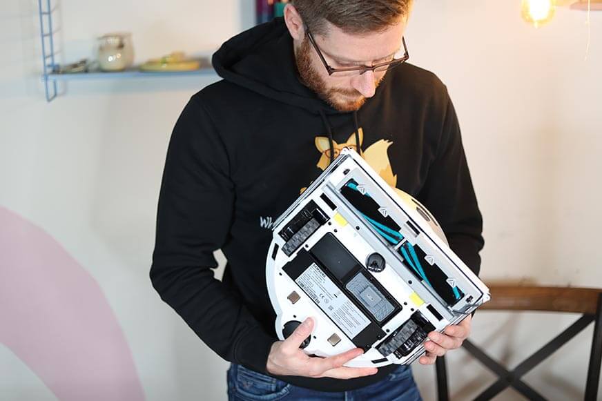 Die fehlende Seitenbürste des Samsung Jet Bot AI+ ist zu sehen.